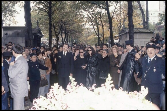 Madeleine, sa fille Laura Truffaut, Catherine Deneuve parmi la foule lors de l'enterrement de François Truffaut au cimetière de Montmartre à Paris le 28 octobre 1984