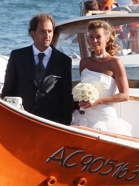 Ingrid Chauvin et Thierry Peythieu lors de leur mariage à Lège-Cap-Ferret le 27 août 2011. Le couple a eu la douleur de faire face à la mort de sa fille Jade, âgée de 5 mois, en mars 2014.