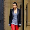 Kim Kardashian quitte le restaurant The Villa, après y avoir déjeuné avec ses soeurs Kourtney et Khloé. Woodland Hills, le 25 avril 2014.