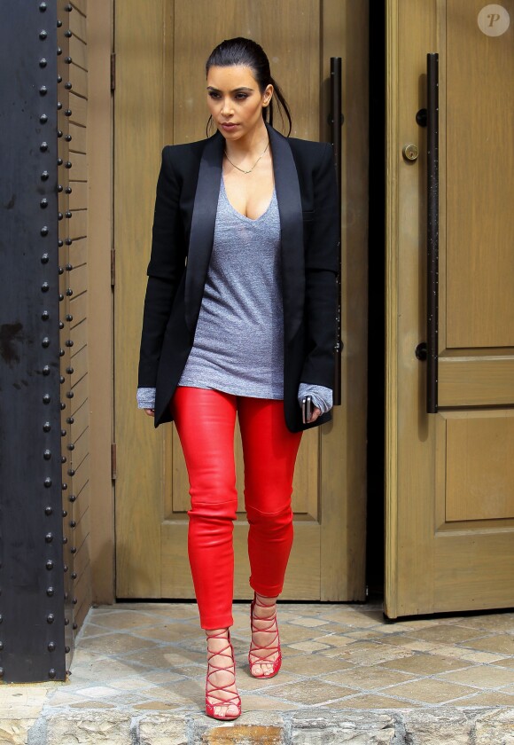 Kim Kardashian quitte le restaurant The Villa, après y avoir déjeuné avec ses soeurs Kourtney et Khloé. Woodland Hills, le 25 avril 2014.