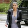 Kim Kardashian arrive au restaurant The Villa avec sa soeur Khloé. Woodland Hills, le 25 avril 2014.