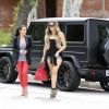 Kim et Khloe Kardashian se rendent au restaurant The Villa. Woodland Hills, le 25 avril 2014.