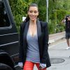 Kim Kardashian, souriante à la sortie du restaurant The Villa. Woodland Hills, le 25 avril 2014.