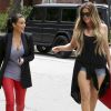 Kim et Khloe Kardashian se rendent au restaurant The Villa. Woodland Hills, le 25 avril 2014.