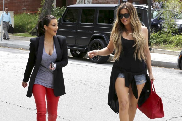 Kim et Khloe Kardashian se rendent au restaurant The Villa. Woodland Hills, le 25 avril 2014.