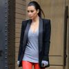 Kim Kardashian quitte le restaurant The Villa, après y avoir déjeuné avec ses soeurs Kourtney et Khloé. Calabasas, le 25 avril 2014.