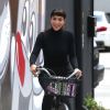 Exclusif - Kim Kardashian, à vélo sur le tournage d'une pub pour la marque de boissons énergisantes Hype Energy Drinks. Miami, le 15 avril 2014.