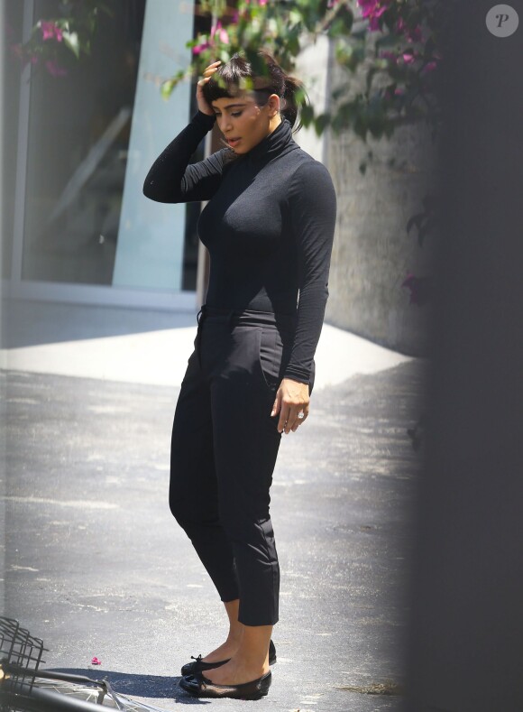 Exclusif - Kim Kardashian fait valoir ses talents d'actrice sur le tournage d'un spot vidéo pour la marque de boissons énergisantes Hype Energy Drinks. Miami, le 15 avril 2014.