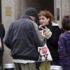 Richard Gere se voit offrir des restes de pizza par une touriste française, Karine, 42 ans, pendant le tournage de son film près de Grand Central à Manhattan, New York, le 22 avril 2014.