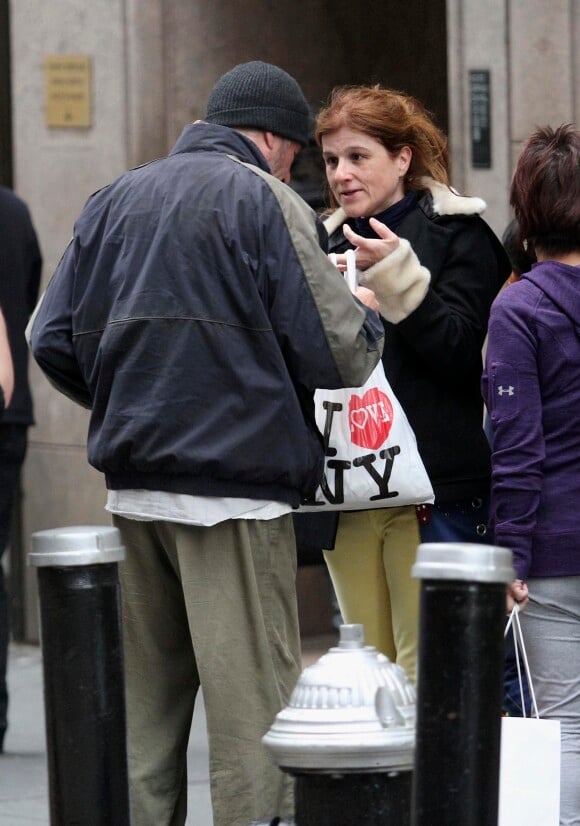 Richard Gere se voit offrir des restes de pizza par une touriste française, Karine, 42 ans, pendant le tournage de son film près de Grand Central à Manhattan, New York, le 22 avril 2014.