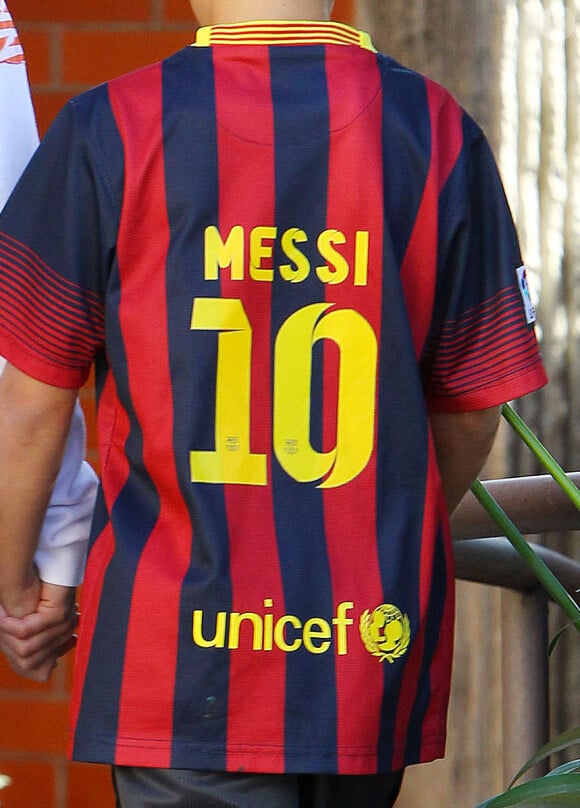 Reese Witherspoon avec son fils Deacon (dont le père est Ryan Phillippe) à Brentwood, Los Angeles, le 27 avril 2014. Le garçon arbore un maillot du Barca et de Messi