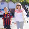 Reese Witherspoon avec son fils Deacon (dont le père est Ryan Phillippe) à Brentwood, Los Angeles, le 27 avril 2014