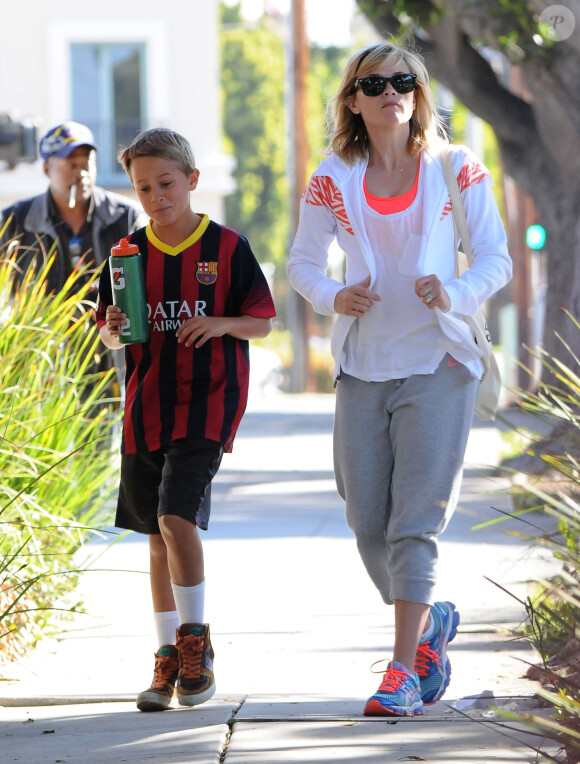 Reese Witherspoon avec son fils Deacon (dont le père est Ryan Phillippe) à Brentwood, Los Angeles, le 27 avril 2014