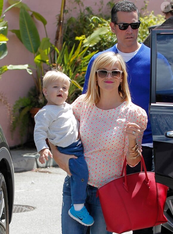 Reese Witherspoon, ses fils Tennessee (qu'elle a eu avec Jim Toth) et de Reese (qu'elle a eu avec Ryan Phillippe) Deacon lors d'un déjeuner en famille chez The Ivy By The Shore à Santa Monica, le 26 avril 2014.
