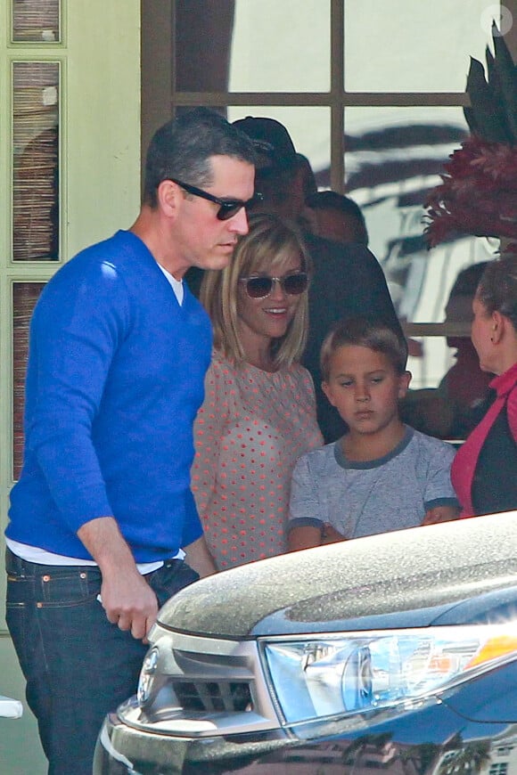 Reese Witherspoon, son mari Jim Toth, leur fils Tennessee et le fils de Reese (qu'elle a eu avec Ryan Phillippe) Deacon lors d'un déjeuner en famille chez The Ivy By The Shore à Santa Monica, le 26 avril 2014.