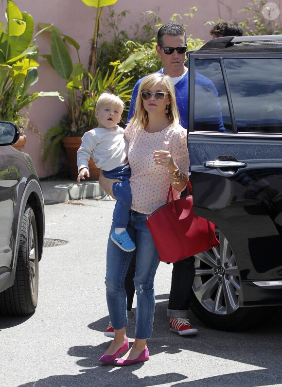 Reese Witherspoon, son mari Jim Toth, leur fils Tennessee et le fils de Reese (qu'elle a eu avec Ryan Phillippe) Deacon lors d'un déjeuner en famille chez The Ivy By The Shore à Santa Monica, le 26 avril 2014.
