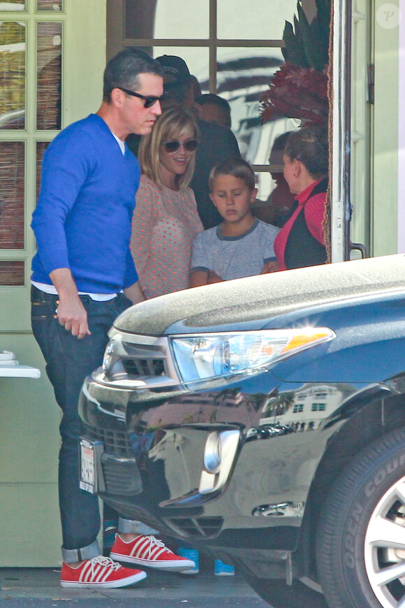 Reese Witherspoon, son mari Jim Toth, leur fils Tennessee et le fils de Reese (qu'elle a eu avec Ryan Phillippe) Deacon lors d'un déjeuner en famille chez The Ivy By The Shore à Santa Monica, le 26 avril 2014.