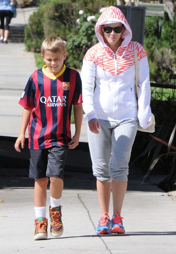 Reese Witherspoon avec son fils Deacon (dont le père est Ryan Phillippe) à Brentwood, Los Angeles, le 27 avril 2014