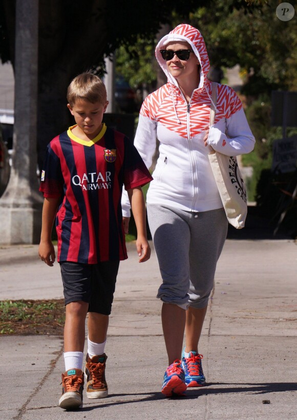 Reese Witherspoon avec son fils Deacon (dont le père est Ryan Phillippe) à Brentwood, Los Angeles, le 27 avril 2014