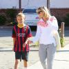 Reese Witherspoon avec son fils Deacon (dont le père est Ryan Phillippe) à Brentwood, Los Angeles, le 27 avril 2014