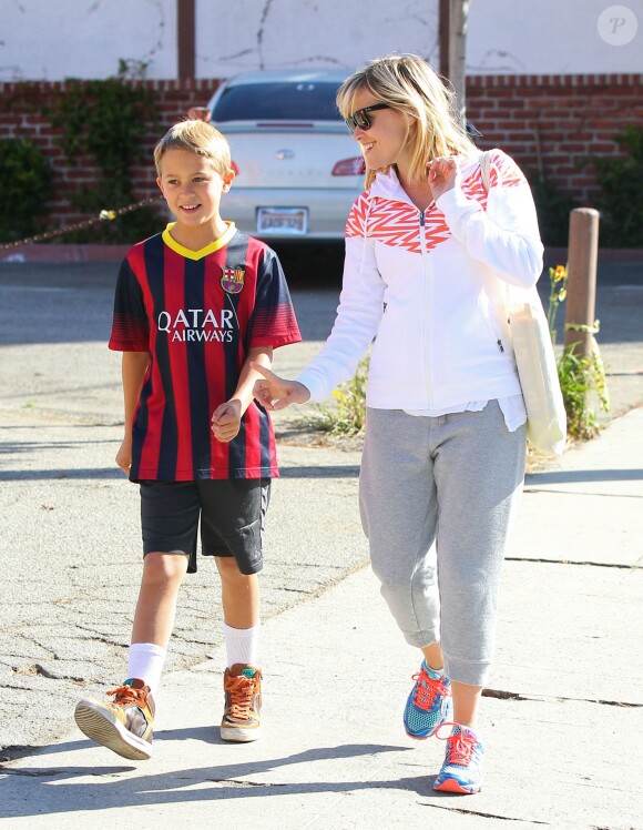 Reese Witherspoon avec son fils Deacon (dont le père est Ryan Phillippe) à Brentwood, Los Angeles, le 27 avril 2014