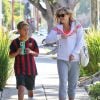 Reese Witherspoon avec son fils Deacon (dont le père est Ryan Phillippe) à Brentwood, Los Angeles, le 27 avril 2014. Elle revient d'un cours de yoga