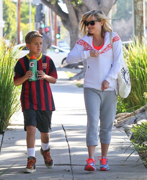 Reese Witherspoon avec son fils Deacon (dont le père est Ryan Phillippe) à Brentwood, Los Angeles, le 27 avril 2014. Elle revient d'un cours de yoga