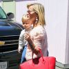 Reese Witherspoon, son mari Jim Toth, leur fils Tennessee et le fils de Reese (qu'elle a eu avec Ryan Phillippe) Deacon lors d'un déjeuner en famille chez The Ivy By The Shore à Santa Monica, le 26 avril 2014.