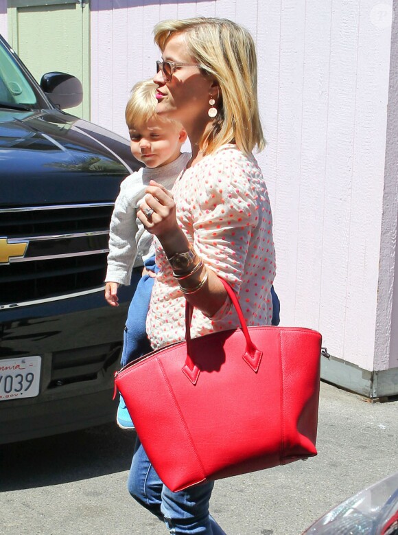 Reese Witherspoon, son mari Jim Toth, leur fils Tennessee et le fils de Reese (qu'elle a eu avec Ryan Phillippe) Deacon lors d'un déjeuner en famille chez The Ivy By The Shore à Santa Monica, le 26 avril 2014.