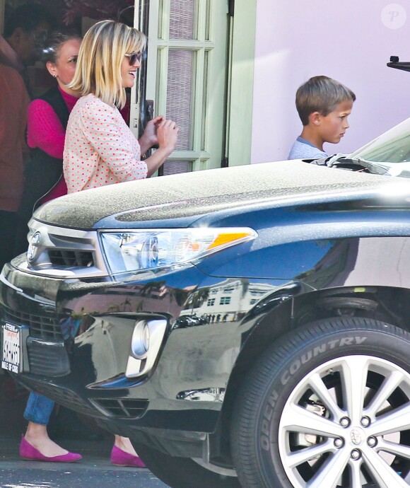 Reese Witherspoon, son mari Jim Toth, leur fils Tennessee et le fils de Reese (qu'elle a eu avec Ryan Phillippe) Deacon lors d'un déjeuner en famille chez The Ivy By The Shore à Santa Monica, le 26 avril 2014.
