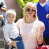 Reese Witherspoon et son fils Tennessee lors d'un déjeuner en famille chez The Ivy By The Shore à Santa Monica, le 26 avril 2014.