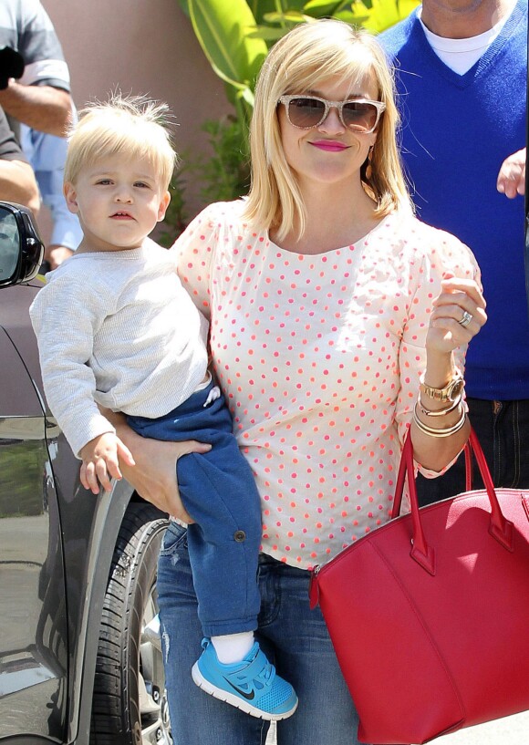 Reese Witherspoon et son fils Tennessee lors d'un déjeuner en famille chez The Ivy By The Shore à Santa Monica, le 26 avril 2014.