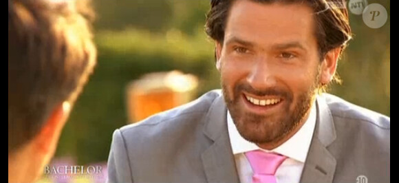 Paul découvre les bagues de fiançailles dans la finale du Bachelor 2014 sur NT1, le lundi 28 avril 2014