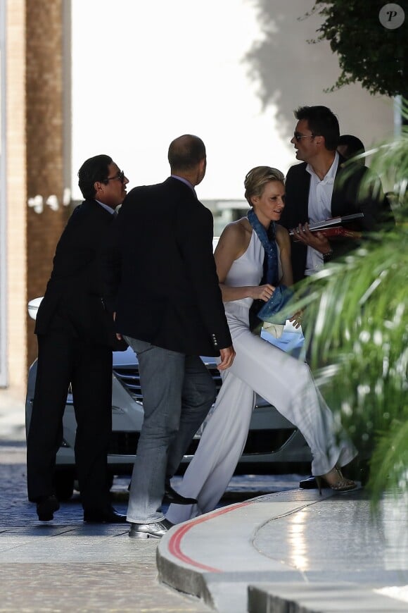 Exclusif - Charlene de Monaco le 28 avril 2014 devant son hôtel à Los Angeles, où elle a promu le 26 le programme Learn to Swim de sa fondation et où elle devait recevoir le 29 le Children Champion Award des mains de l'actrice Reese Witherspoon.