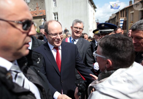 Le prince Albert de Monaco, accompagné du maire Xavier Argenton, lors de sa visite à Parthenay, dans les Deux-Sèvres, le 26 avril 2014, où la famille Grimaldi a des liens historiques.