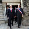 Le prince Albert II de Monaco, accompagné du maire Xavier Argenton, lors de sa visite à Parthenay, dans les Deux-Sèvres, le 26 avril 2014, où la famille Grimaldi a des liens historiques.