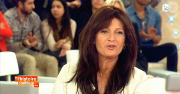 Sophie Davant brune, face à Frédérique Bel émue, le mardi 29 avril 2014 sur France 2
