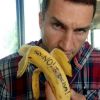 Vladimir Klitschko mange une banane, participant à la campagne "nous sommes tous des singes", lancée sur les réseaux sociaux, après que Daniel Alvès, joueur du FC Barcelone, avait été victime d'un jet de banane lors du match entre Villarreal et le FC Barcelone, le 27 avril 2014 au Madrigal de Villarreal. Dani Alvès avait alors mangé la banane...