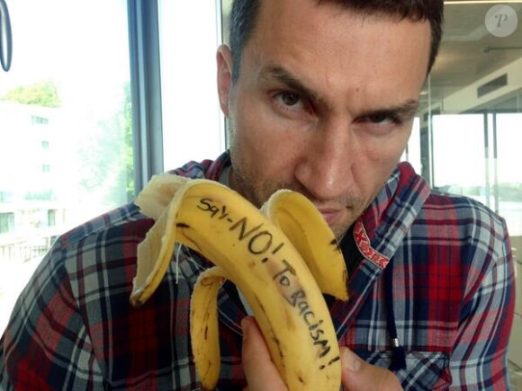Vladimir Klitschko mange une banane, participant à la campagne "nous sommes tous des singes", lancée sur les réseaux sociaux, après que Daniel Alvès, joueur du FC Barcelone, avait été victime d'un jet de banane lors du match entre Villarreal et le FC Barcelone, le 27 avril 2014 au Madrigal de Villarreal. Dani Alvès avait alors mangé la banane...