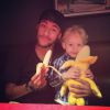 Neymar et son fils mangent une banane, participant à la campagne "nous sommes tous des singes", lancée sur les réseaux sociaux, après que Daniel Alvès, joueur du FC Barcelone, a été victime d'un jet de banane lors du match entre Villarreal et le FC Barcelone, le 27 avril 2014 au Madrigal de Villarreal. Dani Alvès avait alors mangé la banane...