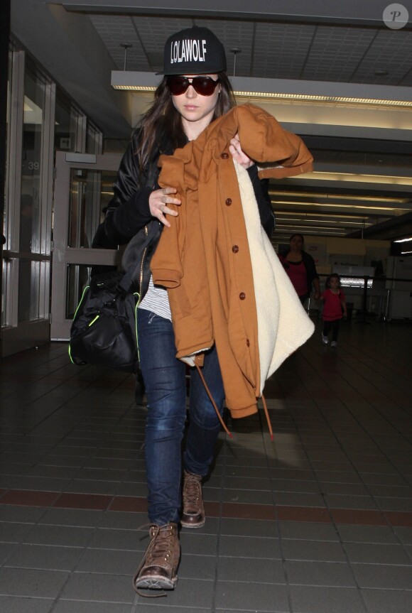 Ellen Page arrive à l'aéroport de Los Angeles, le 18 février 2014.
