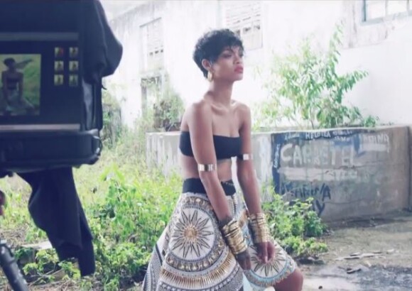 Rihanna, sexy à Rio de Janeiro dans les coulisses de son shooting pour Vogue Brasil.