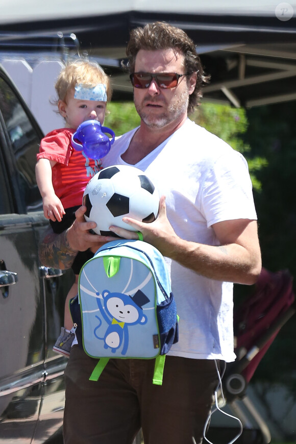 Dean McDermott avec son fils Finn à Los Angeles, le 24 avril 2014.