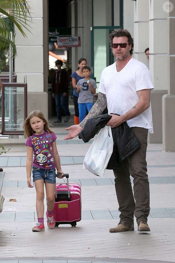 Dean McDermott et sa fille Stella, à Los Angeles, le 25 avril 2014. 