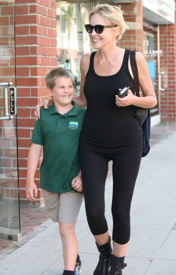 Sharon Stone avec son fils dans les rues de Beverly Hills, le 30 avril 2014.