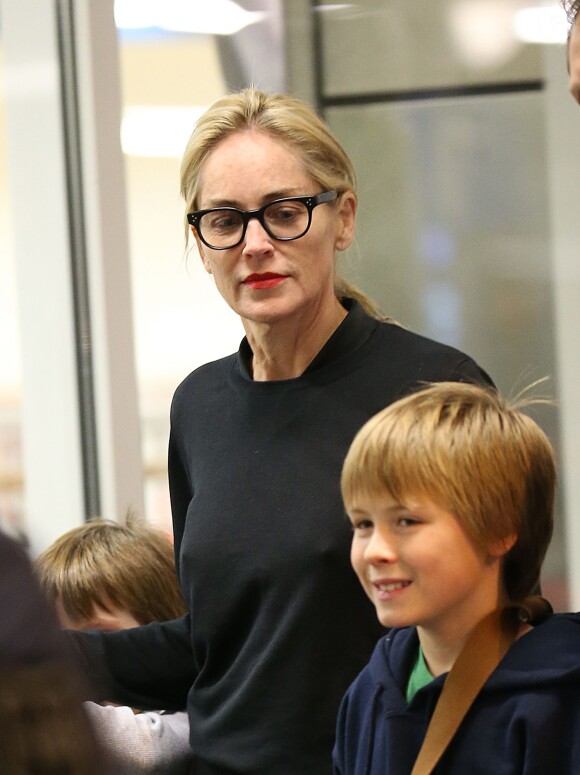 Exclusif - Sharon Stone et ses trois enfants Roan, Quinn, et Laird arrivent à l'aéroport d'Orly à Paris en provenance de Marrakech, le 30 novembre 2013. 