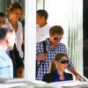 Le prince Harry quittant avec des amis leur hôtel à Miami le 1er mai 2014 pour se rendre à Memphis à l'occasion du mariage de Guy Pelly avec Elizabeth Wilson le 3 mai