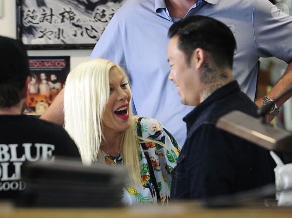 Tori Spelling se rend dans un salon de tatouage lors du tournage de sa télé-réalité à West Hollywood le 1er mai 2014.