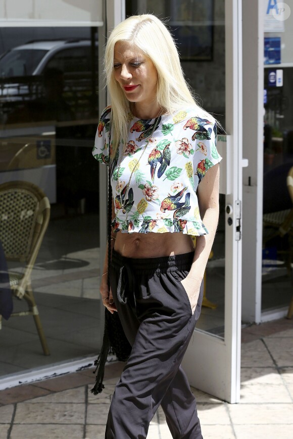 Tori Spelling se rend dans un salon de tatouage lors du tournage de sa télé-réalité à West Hollywood le 1er mai 2014.