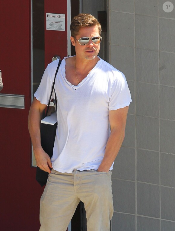 Semi-Exclusif - Brad Pitt sort de la galerie Fahey/Klein à Los Angeles, le 11 avril 2014.